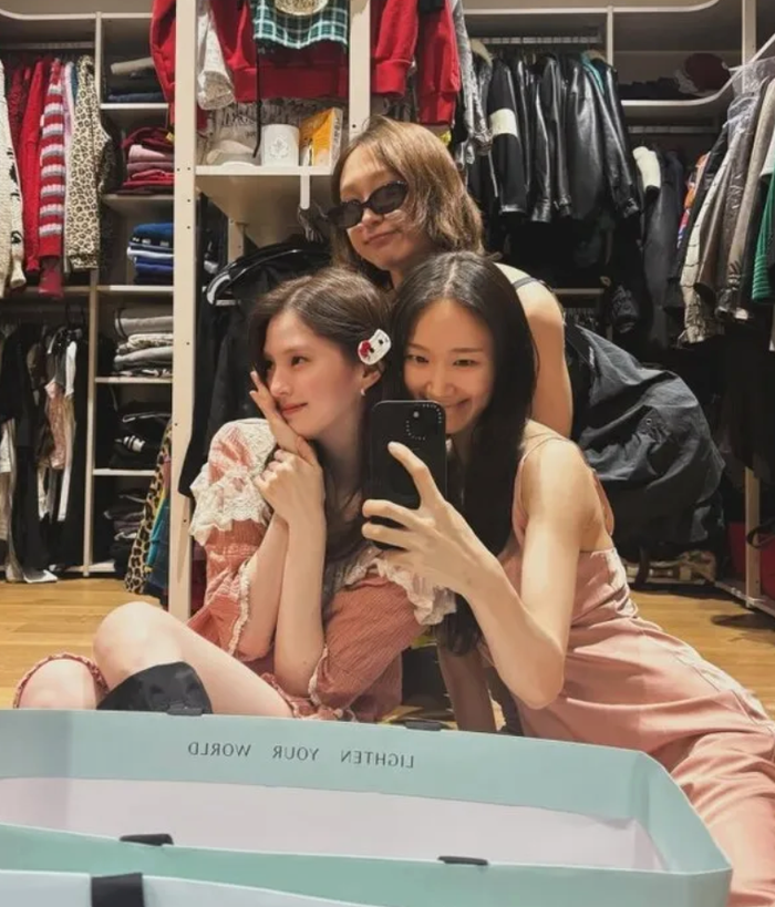 Nữ diễn viên Park Ye Ni chia sẻ những bức ảnh đời thường cùng Han So Hee và Ryu Hye Young. Ảnh: SNS&nbsp;