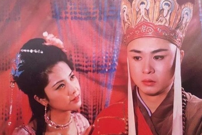 Cảnh Nữ Vương Nữ Nhi Quốc tỏ tình với Đường Tăng trong Tây Du Ký. Ảnh: Phim Tây Du Ký
