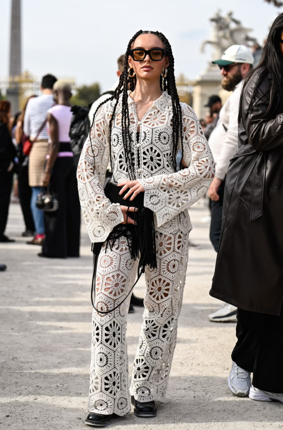 Diện nguyên set crochet đồng điệu. Ảnh: Getty Images