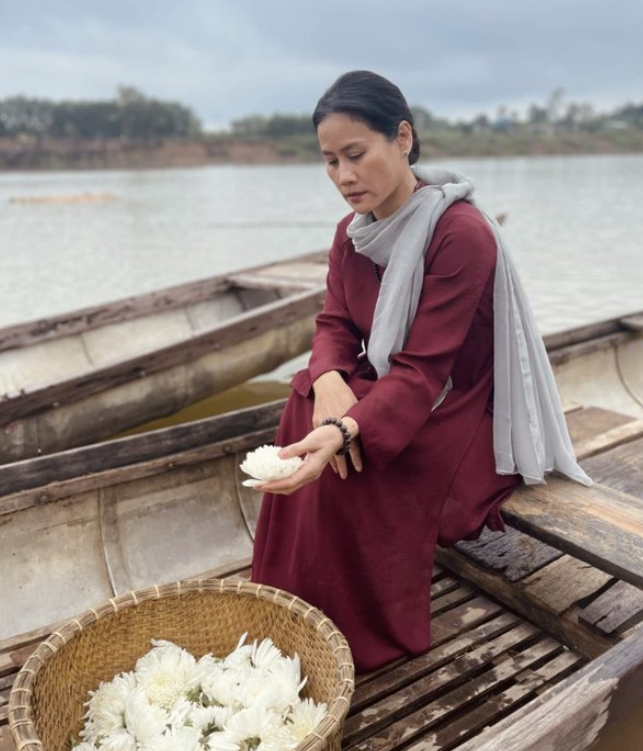 Thân Thúy Hà vào vai bà Kiều, mẹ của nhân vật Quang trong Mưa Đỏ. Ảnh: FBNV