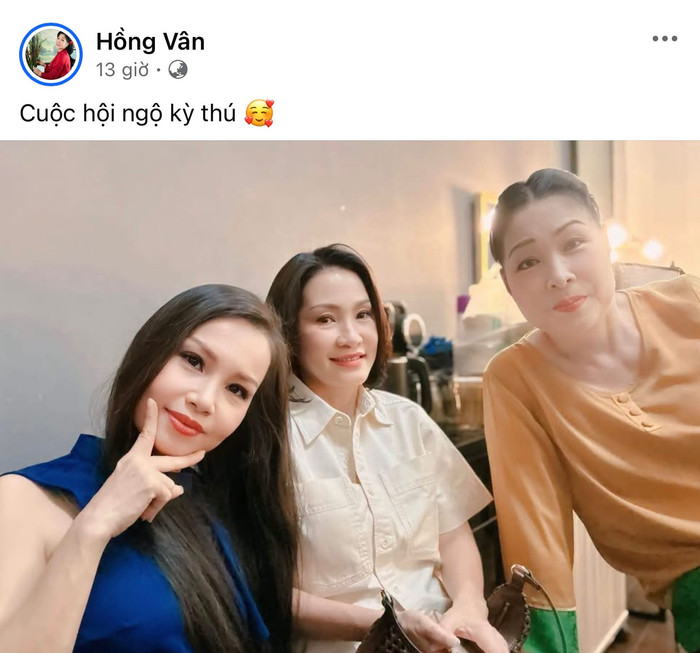 NSND Hồng Vân, nghệ sĩ Hồng Đào và ca sĩ Cẩm Ly rạng rỡ trong 'cuộc hội ngộ kỳ thú' sau khi cùng tham gia một dự án sân khấu đặc biệt. Ảnh: Chụp màn hình FBNV