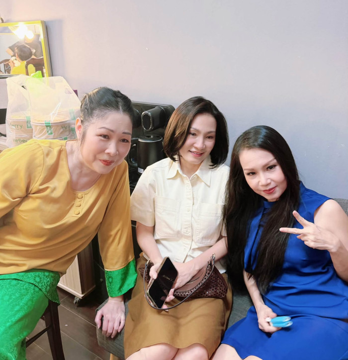 Khoảnh khắc thân thiết của ba gương mặt gạo cội làng giải trí phía Nam khiến khán giả ngưỡng mộ bởi tình bạn và sự gắn kết bền bỉ qua nhiều năm làm nghề. Ảnh: FBNV