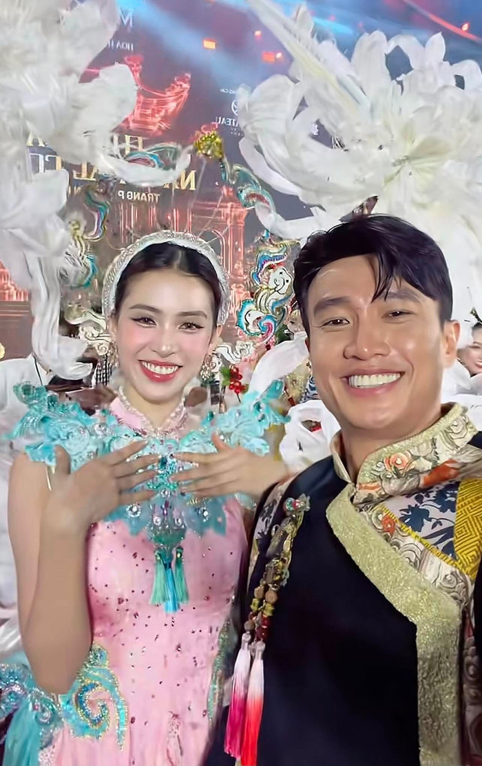 Quốc Trường vui vẻ hội ngộ Tiểu Vy.