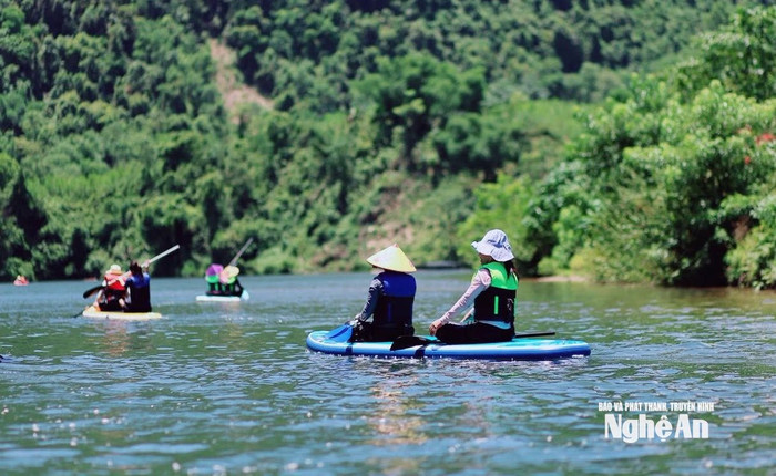 Du khách chèo SUP trên sông Giăng. Ảnh: Báo và Phát thanh, Truyền hình Nghệ An
