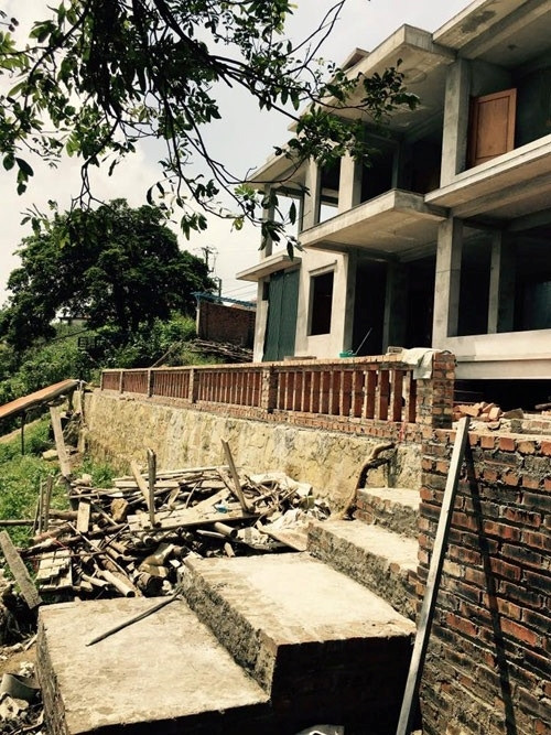 Năm 2016, nữ ca sĩ lần đầu chia sẻ về cơ ngơi này. Dù gạch đá còn ngổn ngang nhưng nhiều người vẫn tinh ý nhận ra, công trình này khá đắt đỏ, tốn kém.