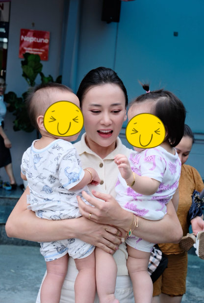 Diễn viên Phương Oanh hạnh phúc bên 2 con sinh đôi. Ảnh: FBNV