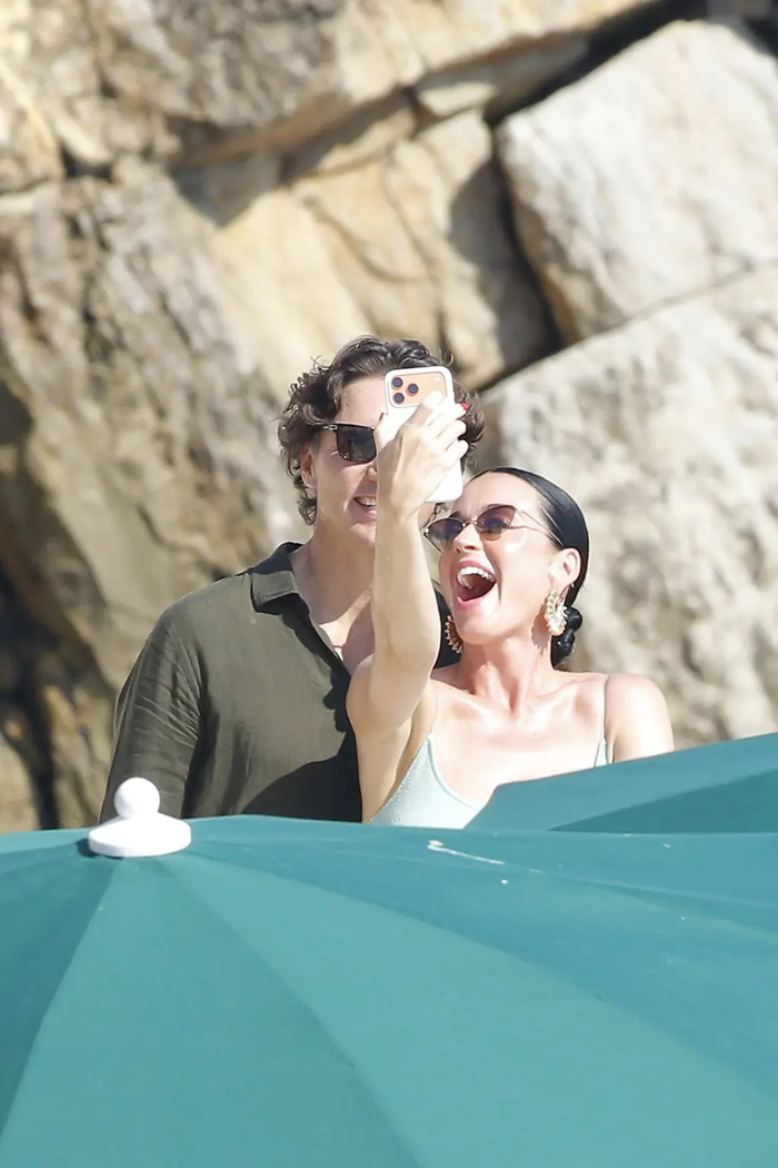 Katy Perry và Justin Trudeau còn tranh thủ chụp ảnh selfie trên du thuyền.