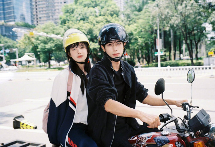 Trương Tịnh Nghi và Tống Uy Long được nhiều khán giả yêu thích nhờ những tương tác tự nhiên trong quá trình quảng bá Chó Hoang Và Xương. Ảnh: Weibo.
