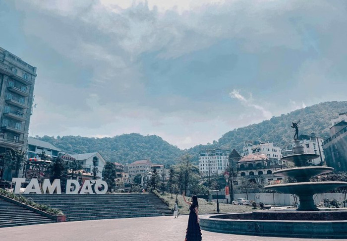 Khu vực quảng trường Tam Đảo có diện tích khá lớn liền kề với những quán cà phê, khách sạn sang trọng. Ảnh:&nbsp;Nguyễn Phương Anh&nbsp;