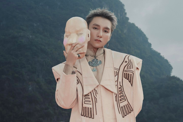 Sơn Tùng M-TP khiến công chúng bất ngờ khi đưa hàng loạt biểu tượng văn hóa vào MV Come My Way.
