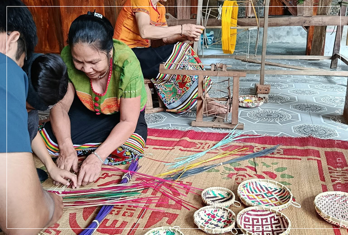 Nghề dệt thổ cẩm truyền thống của bà con ở Bản Nưa. Ảnh: thanktrip.com
