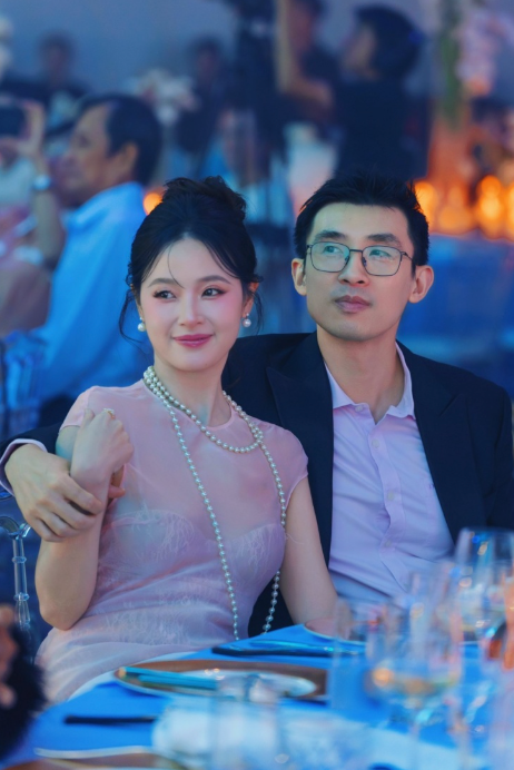 Midu hạnh phúc bên doanh nhân Minh Đạt.&nbsp;