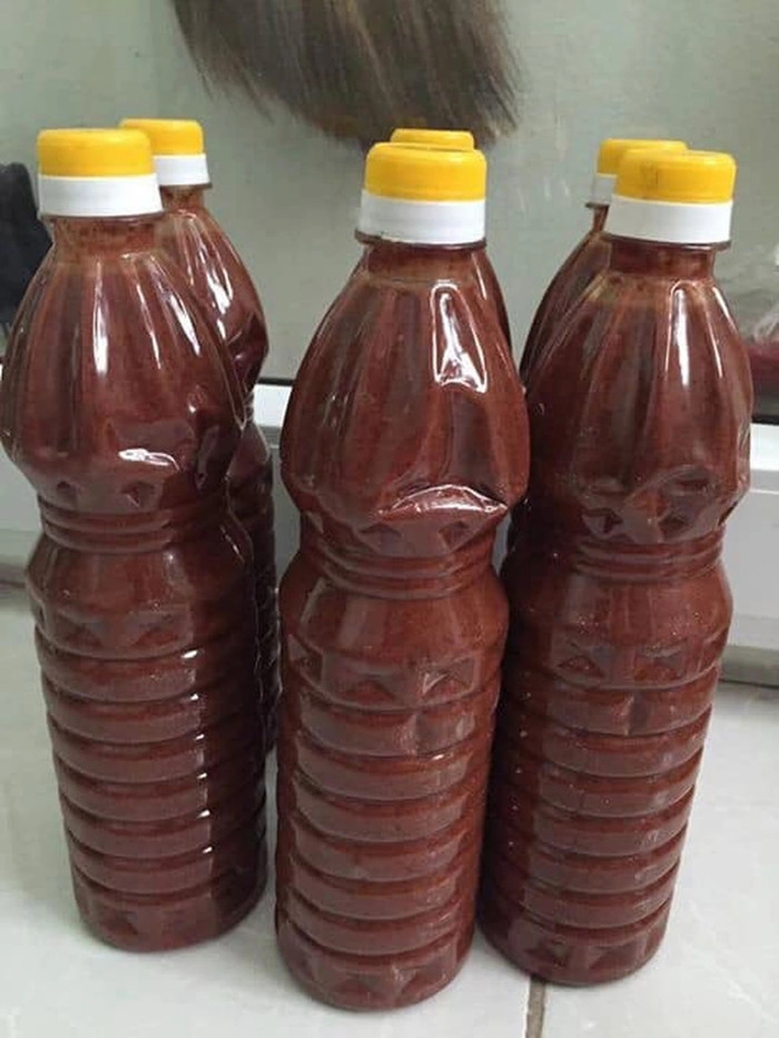 Nhiều người đến Nghệ An du lịch đã chọn mua mắm ruốc làm quà khi trở về. Ảnh: báo Dân Trí