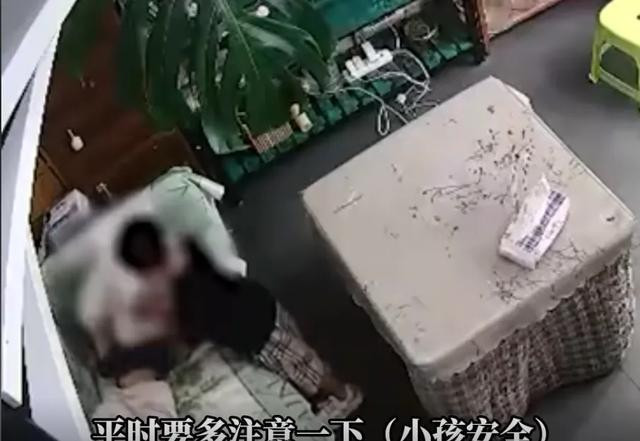 Nghe tiếng con khóc, người mẹ kiểm tra camera rồi sốc nặng trước những gì xảy ra Ảnh 2