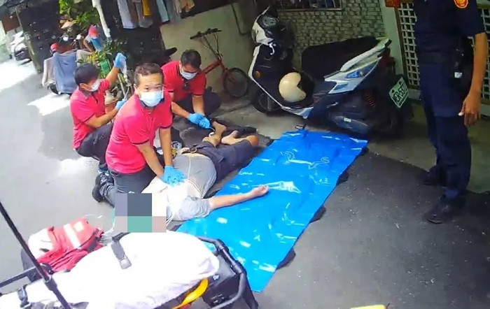 Bị ong đốt nhưng vẫn đi đón cháu, cụ ông 80 tuổi gặp nguy khi vừa về nhà Ảnh 1