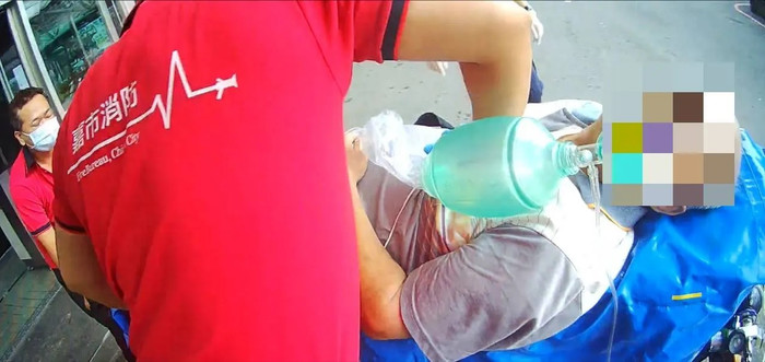 Bị ong đốt nhưng vẫn đi đón cháu, cụ ông 80 tuổi gặp nguy khi vừa về nhà Ảnh 2