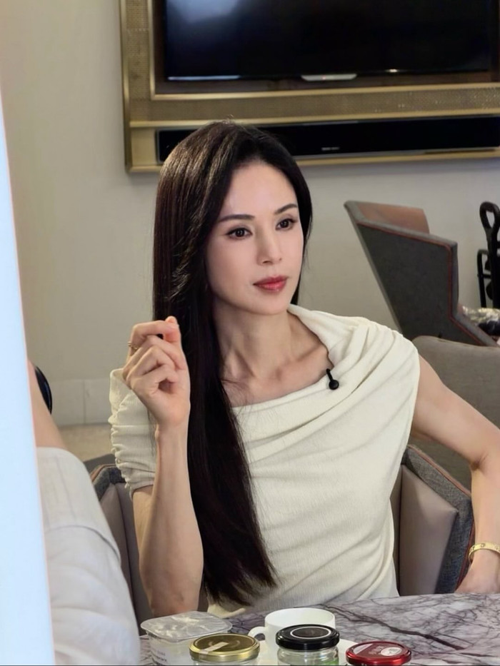 Lý Nhược Đồng hiện vẫn độc thân và dành thời gian cho công việc. Ảnh: IGNV