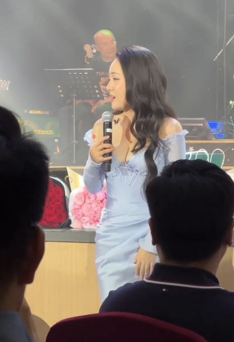 Phương Linh tái hiện 2 câu hát trong ca khúc Anh cứ đi đi với màn luyến láy gây bão một thời.