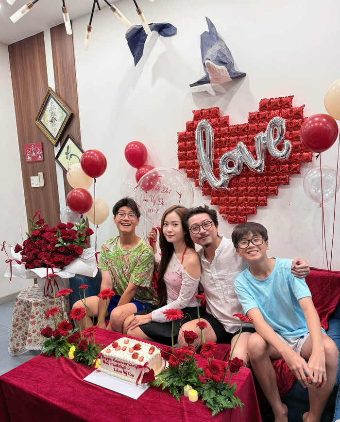 Khoảnh khắc hạnh phúc của gia đình Lâm Vỹ Dạ khiến dân mạng ngưỡng mộ. (Nguồn: FBNV)