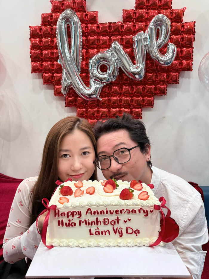 Lâm Vỹ Dạ và Hứa Minh Đạt ngọt ngào mừng 16 năm ngày cưới. (Nguồn: FBNV)
