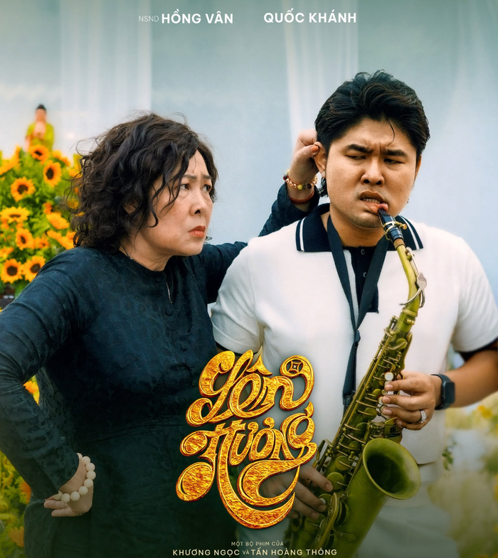 NSND Hồng Vân vào vai bà Sáu người mẹ tất bật, hết lòng chăm lo cho cậu con trai đam mê saxophone do Quốc Khánh đảm nhận. Ảnh: NSX