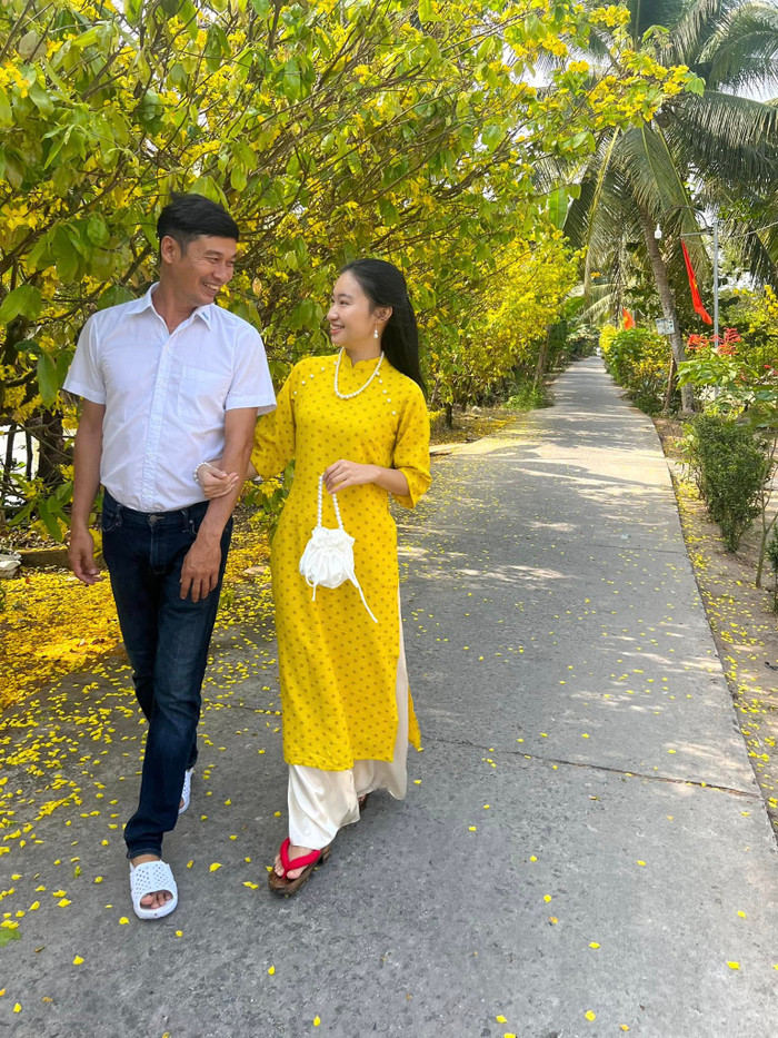 Từng là gương mặt nổi bật trên sân khấu và truyền hình những năm 2000, Tiết Cương giờ đây không còn đặt nặng vấn đề hào quang ngôi sao, chỉ muốn hạnh phúc giản dị bên vợ và con trai. Ảnh: FBNV
