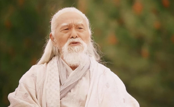 Người sáng lập phái Võ Đang được xem là đại diện tiêu biểu cho triết lý 'lấy nhu thắng cương'. Thái Cực Quyền và Thái Cực Kiếm của Trương Tam Phong không lấy sức mạnh đối đầu trực tiếp mà dùng khả năng dẫn dắt, hóa giải rồi phản ngược lực của đối phương. Chính vì vậy, nhiều ý kiến nhận định đây là hệ thống võ công có khả năng khắc chế Quách Tĩnh. Nếu Quách Tĩnh liên tục tung ra những chưởng lực mạnh mẽ, Trương Tam Phong có thể mượn chính sức mạnh ấy để phản đòn, khiến ưu thế về nội lực và sức công phá của đối thủ không còn phát huy hiệu quả như trong những trận chiến thông thường.