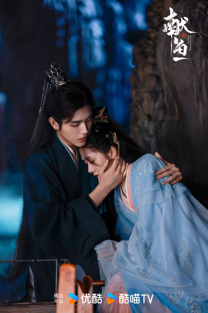 Chuyển thể từ tiểu thuyết Dâng cá muối cho sư tổ của Phù Hoa, Hiến Ngư do Trần Phi Vũ và Vương Ảnh Lộ đóng chính kể câu chuyện về cô gái hiện đại Liêu Đình Nhạn vô tình xuyên không vào thế giới tu tiên. Với lối sống vô tư, không màng tranh đấu, cô trở thành người hầu cận của Tư Mã Tiêu - đại ma đầu bị phong ấn suốt nhiều thế kỷ. Từ mối quan hệ đầy đối lập, cả hai dần chữa lành những tổn thương của nhau, mở ra chuyện tình kéo dài qua nhiều kiếp cùng hành trình bảo vệ tam giới.