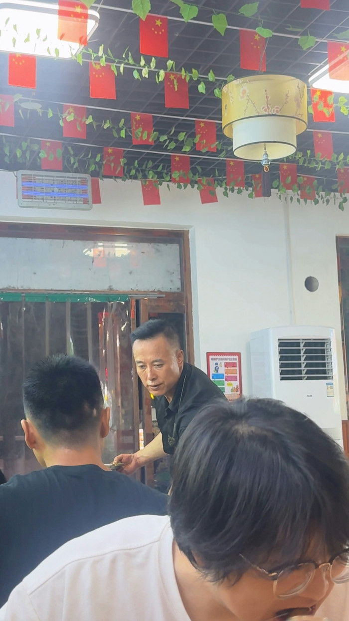 Chủ quán ăn gây sốt vì giống Elon Musk, khách kéo đến xin chụp ảnh Ảnh 3