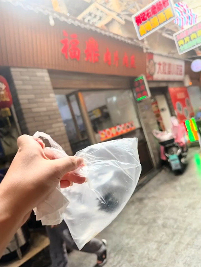 Đi ăn nhà hàng, bé trai nôn mửa sau khi phát hiện một thứ trong món ăn Ảnh 3