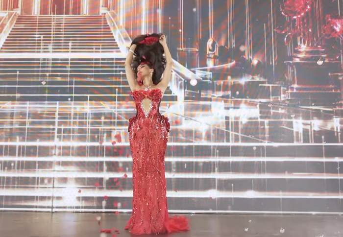 Trực tiếp chung kết Miss Grand Vietnam 2026: Emoura Phạm cực 'slay', Mai Bảo Hân lột tóc giả trên sân khấu top 15 chung cuộc Ảnh 2