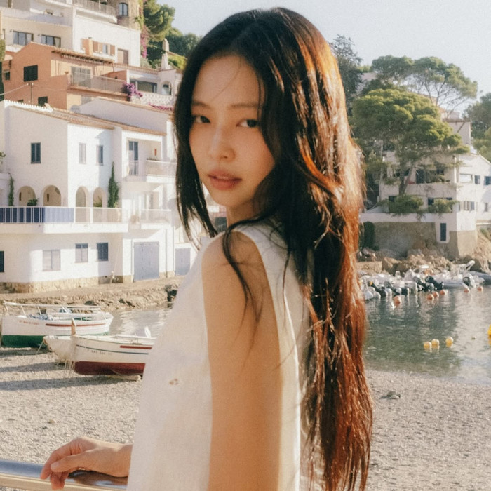 Jennie càn quét bảng xếp hạng trong và ngoài nước với đĩa đơn solo mới Ảnh 2