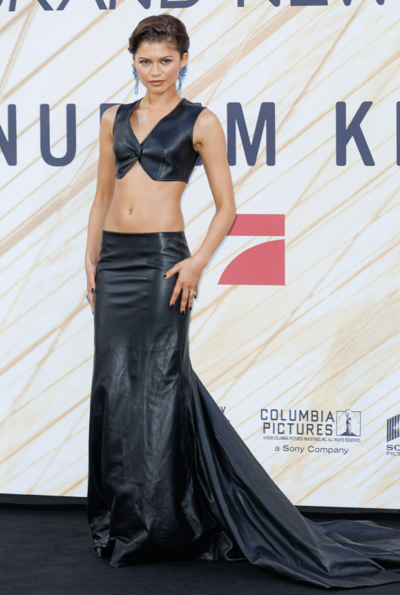 Ở lần xuất hiện tại Berlin, nữ diễn viên diện thiết kế đặt riêng của Louis Vuitton, được Nicolas Ghesquière thực hiện. Bộ trang phục hai mảnh bằng da màu đen gồm áo ghi-lê dáng ngắn ôm sát phần eo và chân váy maxi cạp trễ với phần đuôi váy dài, tạo nên vẻ ngoài cá tính nhưng vẫn sang trọng. Ảnh: Getty Images