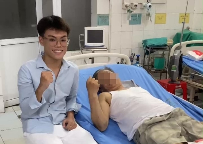 Hùng và người đàn ông được nam sinh cứu sống tại bệnh viện. Ảnh: VTC News