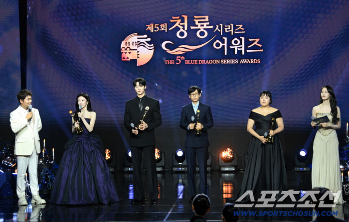 Go Yoon Jung, Byeon Woo Seok, Yoo Jae Suk và Lee Soo Ji cùng nhận giải Ngôi sao được yêu thích tại Rồng Xanh 2026. (Ảnh: Sports Chosun)