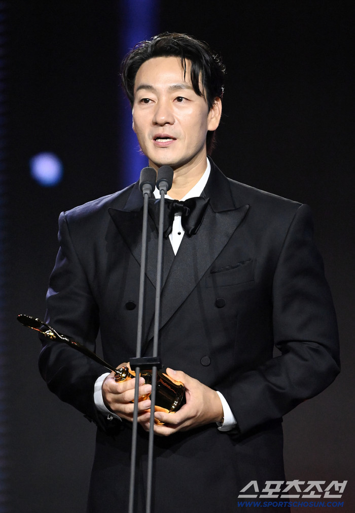 Park Hae-soo giành chiến thắng nhờ màn hóa thân thành thám tử Kang Tae-joo trong Bù Nhìn Bóng Đêm. (Ảnh: Sports Chosun)