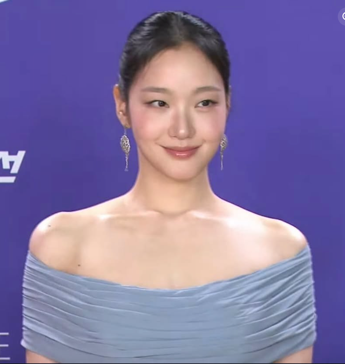Kim Go Eun tại thảm đỏ lễ trao giải Blue Dragon Series Awards lần thứ 5 năm 2026.