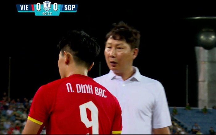 Đình Bắc tỏ rõ sự không vui khi phải rời sân từ phút 41, nhưng nhìn vào những gì diễn ra trước đó, HLV Kim Sang Sik có lý do để đưa ra quyết định mạnh tay. Ảnh chụp màn hình