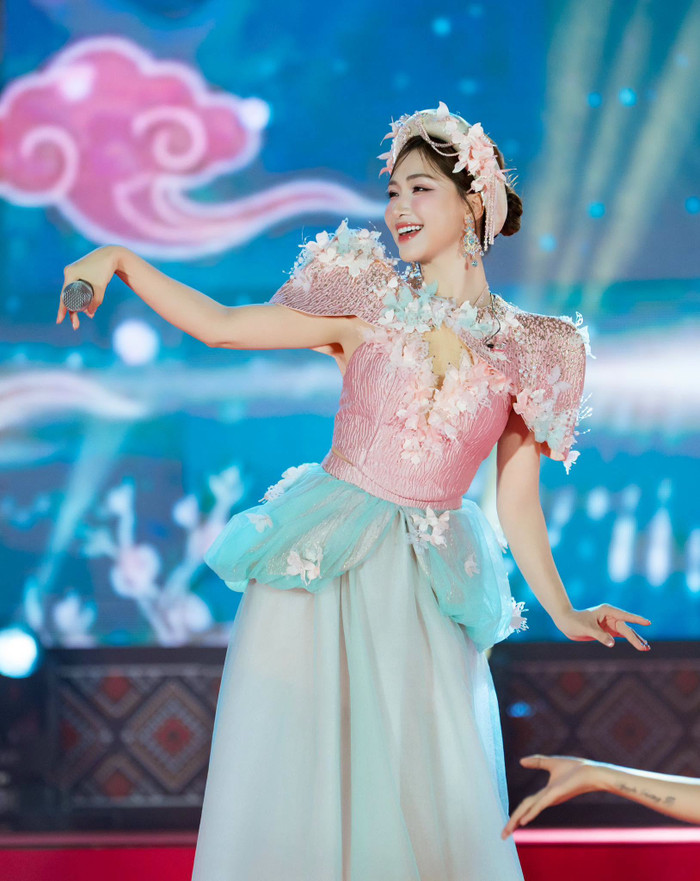 Phản ứng Hòa Minzy khi fan thông báo tổ chức đám cưới Ảnh 2
