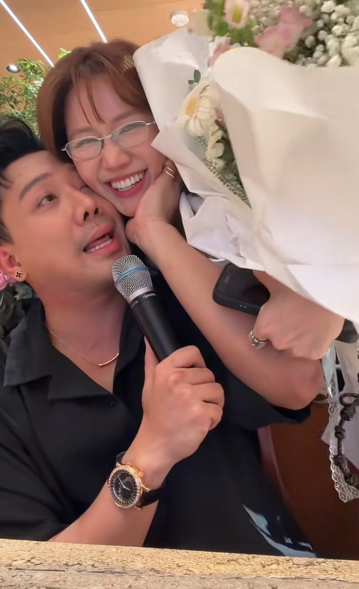 Hari Won và Trấn Thành tiếp tục khiến người hâm mộ thích thú bằng khoảnh khắc ngọt ngào sau khi kết thúc chuyến trở về từ Hàn Quốc. Ảnh chụp màn hình