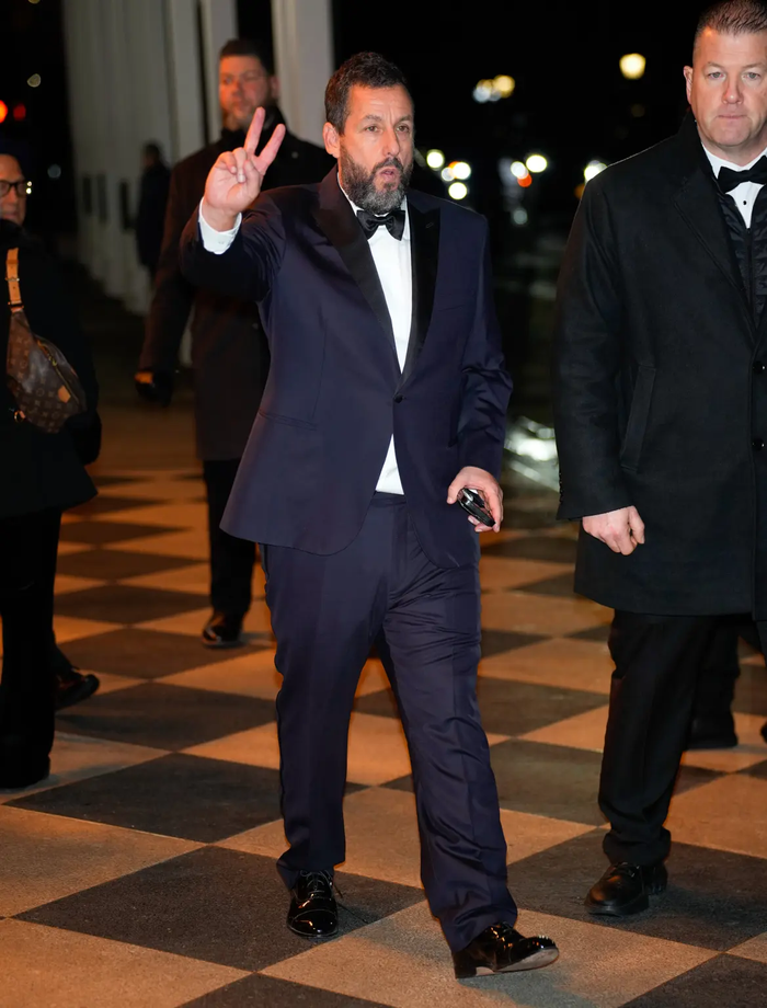 Adam Sandler đảm nhận vai trò chủ hôn trong lễ cưới của Taylor Swift và Travis Kelce.&nbsp;