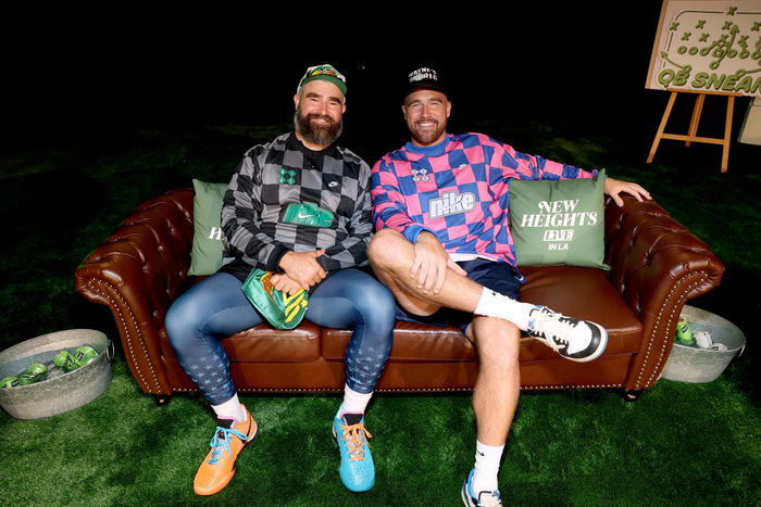 Anh trai của Travis Kelce là Jason Kelce đảm nhận vị trí phù rể chính.