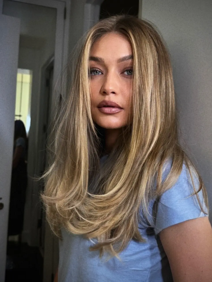Mái tóc của Gigi Hadid được cắt theo kiểu 'love layers'.