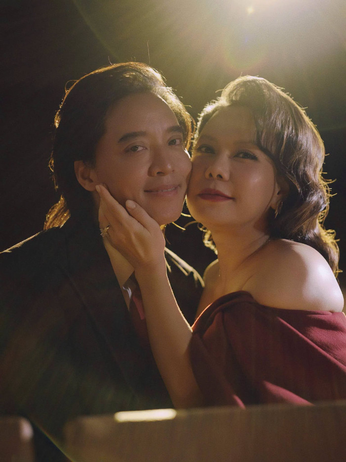 Sau hai thập kỷ bên nhau, nghệ sĩ Việt Hương và nhạc sĩ Hoài Phương vẫn khiến nhiều khán giả ngưỡng mộ bởi cuộc hôn nhân bền chặt. Ảnh: FBNV