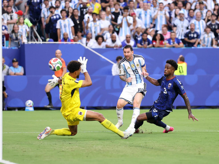 Ở tuổi 40, Vozinha khép lại World Cup 2026 bằng màn trình diễn xuất sắc, cùng niềm tự hào khi khiến Argentina của Messi chật vật. Ảnh: FIFA