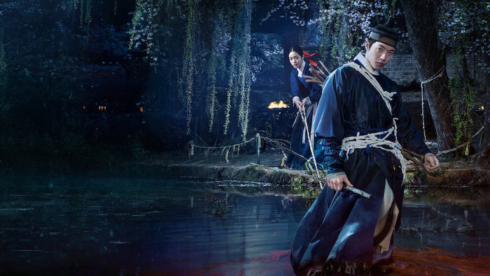 Lên sóng trọn bộ ngày 17/7, The East Palace là series gốc của Netflix thuộc thể loại cổ trang, kỳ ảo và kinh dị. Tác phẩm kể về Gu Cheon do Nam Joo Hyuk đảm nhận, một thợ săn quỷ có thể đi lại giữa hai thế giới âm dương. Trên hành trình điều tra những bí mật bị chôn giấu trong hoàng cung, anh đồng hành cùng Saeng Gang, cung nữ do Roh Yoon Seo thể hiện, người sở hữu khả năng nghe được tiếng nói của ma quỷ. Khi các hiện tượng kỳ bí liên tiếp xuất hiện, cả hai dần bước vào một thế giới u tối, nơi ranh giới giữa sự sống và cái chết trở nên mong manh.