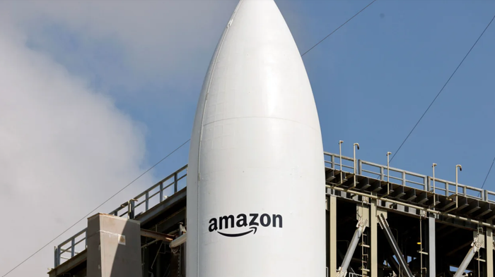 Hình ảnh tên lửa Atlas V của United Launch Alliance trên bệ phóng mang theo các vệ tinh mạng internet Project Kuiper của Amazon, đang được chuẩn bị cho quá trình phóng tại Trạm Không gian Cape Canaveral ở Cape Canaveral, Florida, Mỹ, ngày 28 tháng 4 năm 2025. Ảnh: Reuters