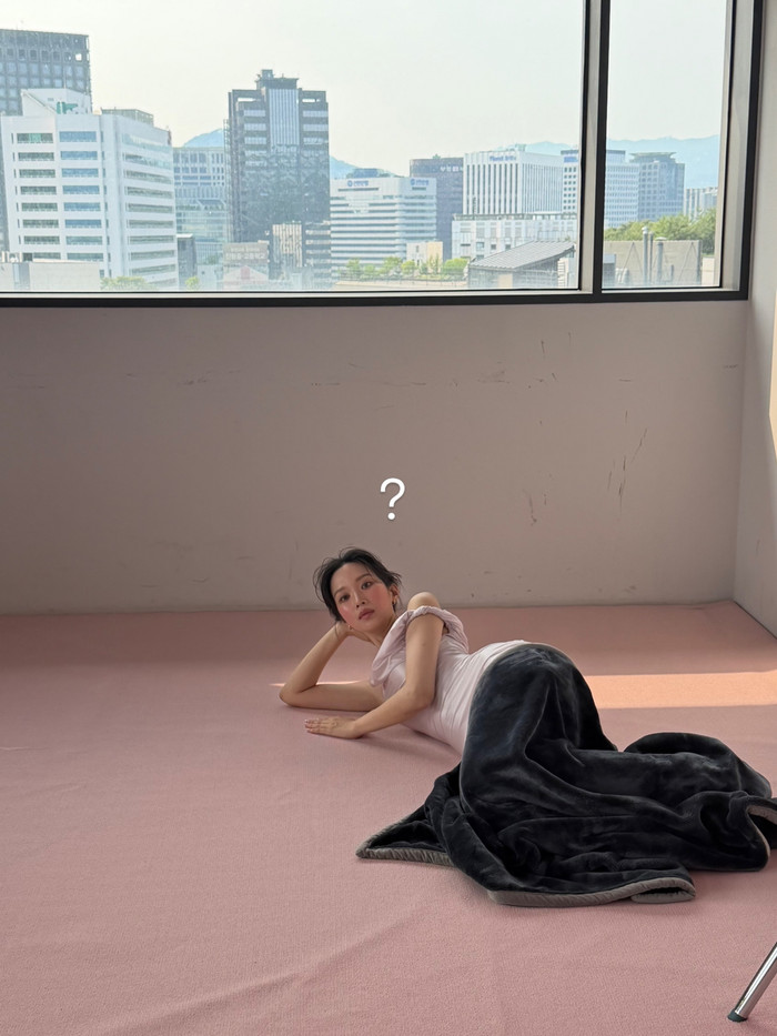 Nữ diễn viên khoe trọn vóc dáng cân đối trong khoảnh khắc ngả lưng nghỉ ngơi. (Nguồn: Instagram nhân vật)