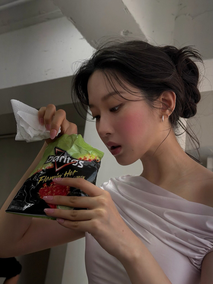 Moon Ga Young với hình ảnh giản dị khi tranh thủ ăn nhẹ giữa giờ làm việc. (Nguồn: Instagram nhân vật)