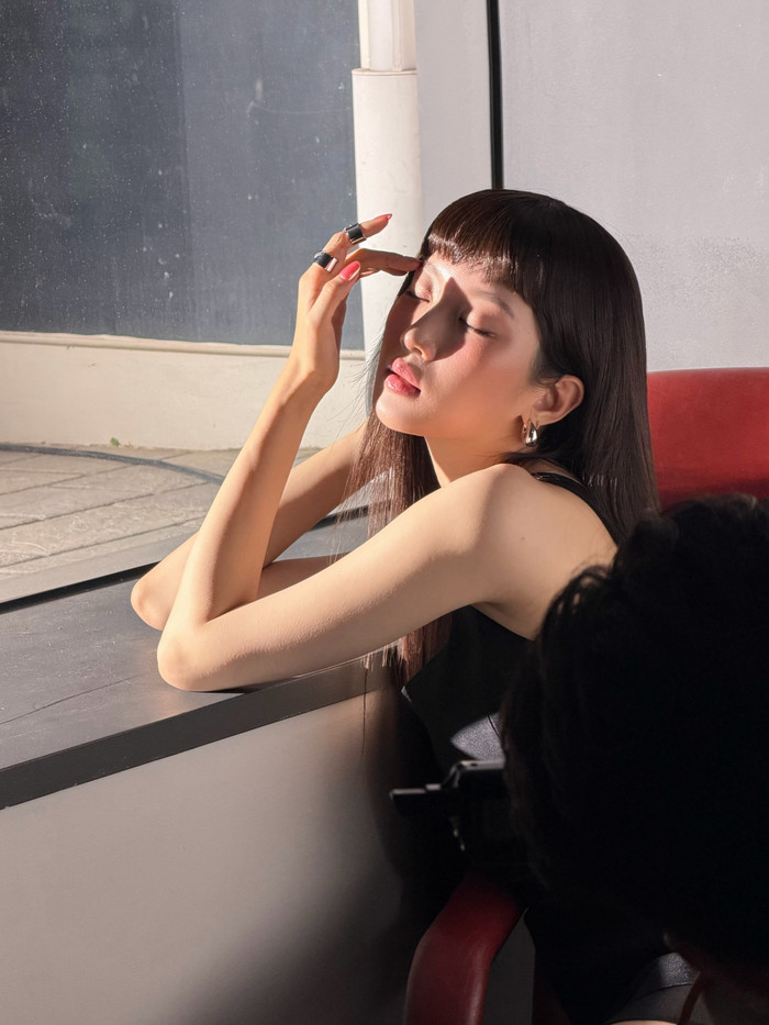 Moon Ga Young khoe vóc dáng mảnh mai bên cửa sổ. (Nguồn: Instagram nhân vật)